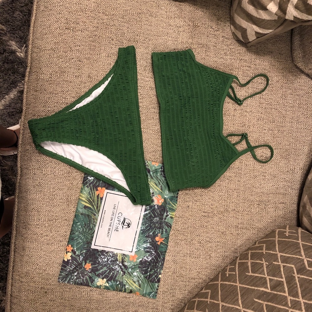 NWOT. Cupshe. Hunter green bikini.